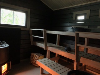 Uusittu sauna uusine lauteine ja kiukaineen