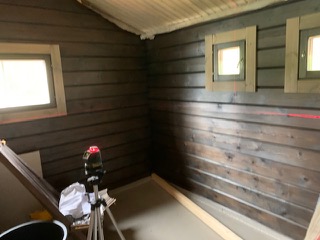 Vanha sauna ilman lauteita ennen remonttia
